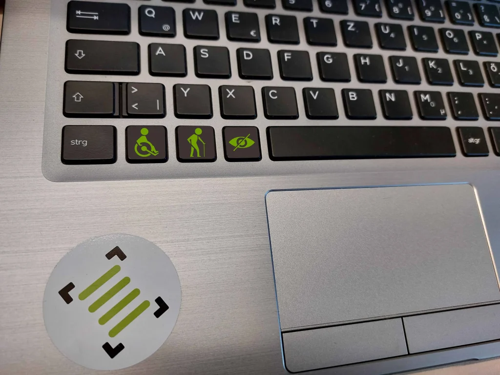 Tastatur mit Symbolen für Barrierefreiheit und Doctronic-Logo-Aufkleber