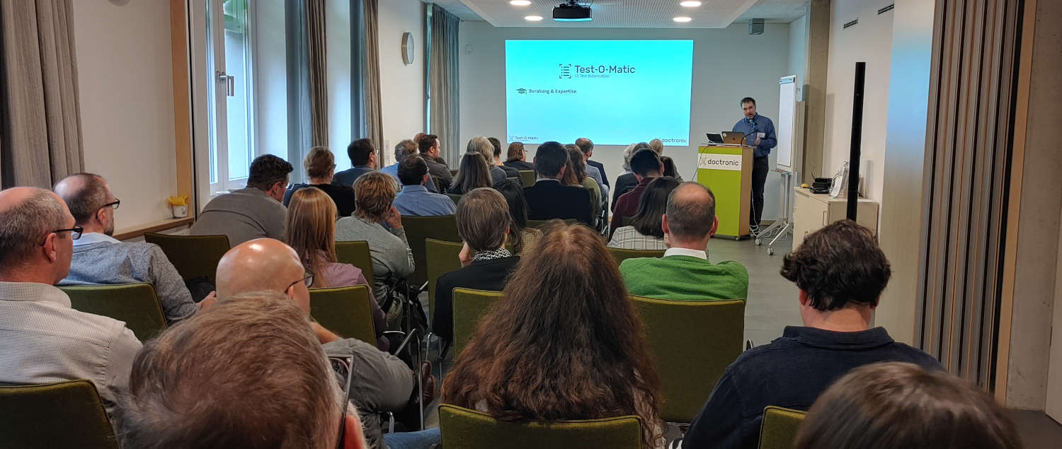 Präsentation "Test-O-Matic" vor Publikum mit auf dem Xavertag