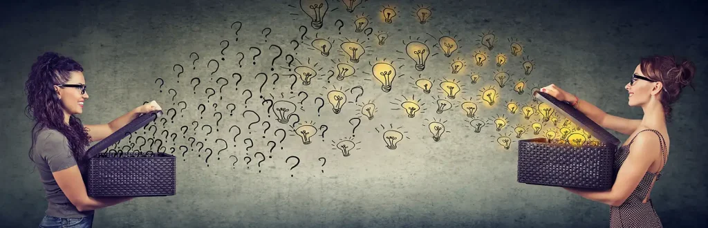 Zwei Frauen stehen sich gegenüber und öffnen Körbe, aus denen Fragezeichen und leuchtende Glühbirnen strömen, die Ideen und Wissen symbolisieren