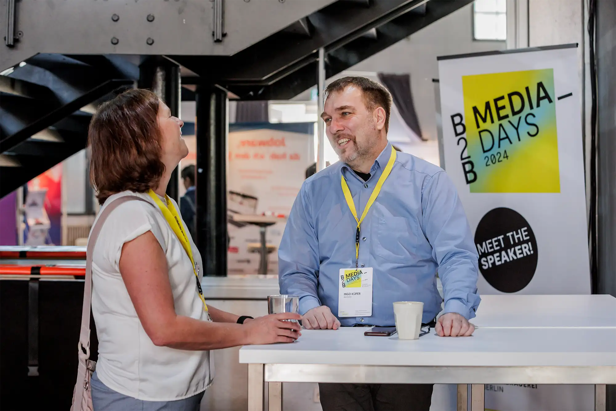 Ingo Küper im Gespräch mit einer Besucherin am Doctronic-Stand auf den B2B Media Days