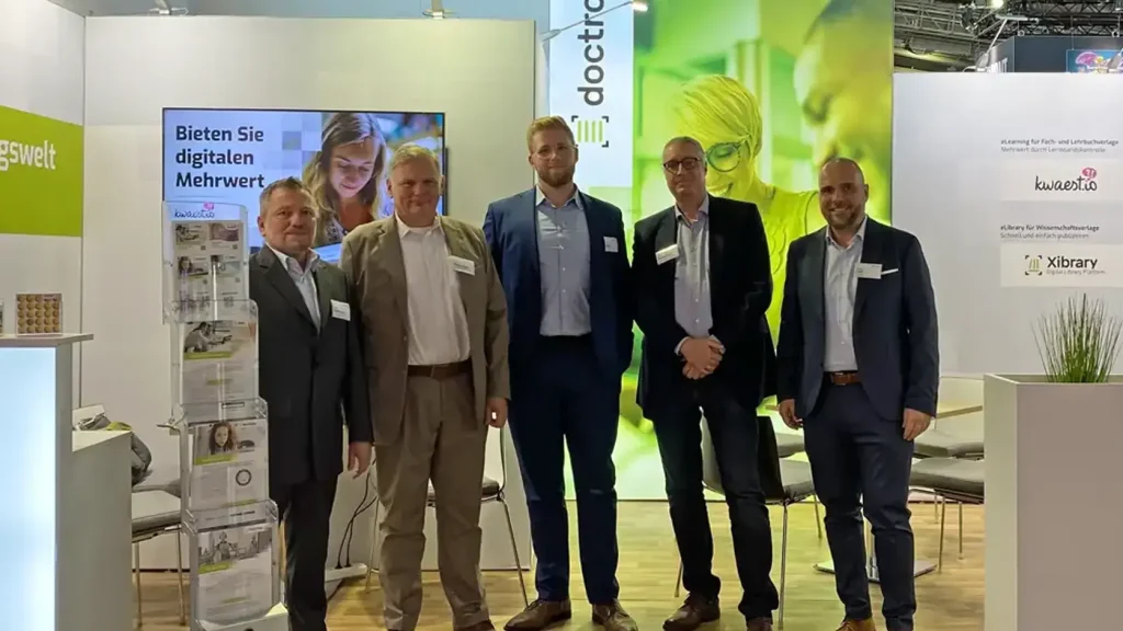 Bild des Doctronic-Messestandes auf der Frankfurter Buchmesse 2024 mit fröhlichen Doctronic-Mitarbeiter