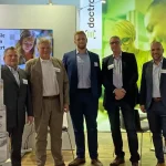 Bild des Doctronic-Messestandes auf der Frankfurter Buchmesse 2024 mit fröhlichen Doctronic-Mitarbeiter