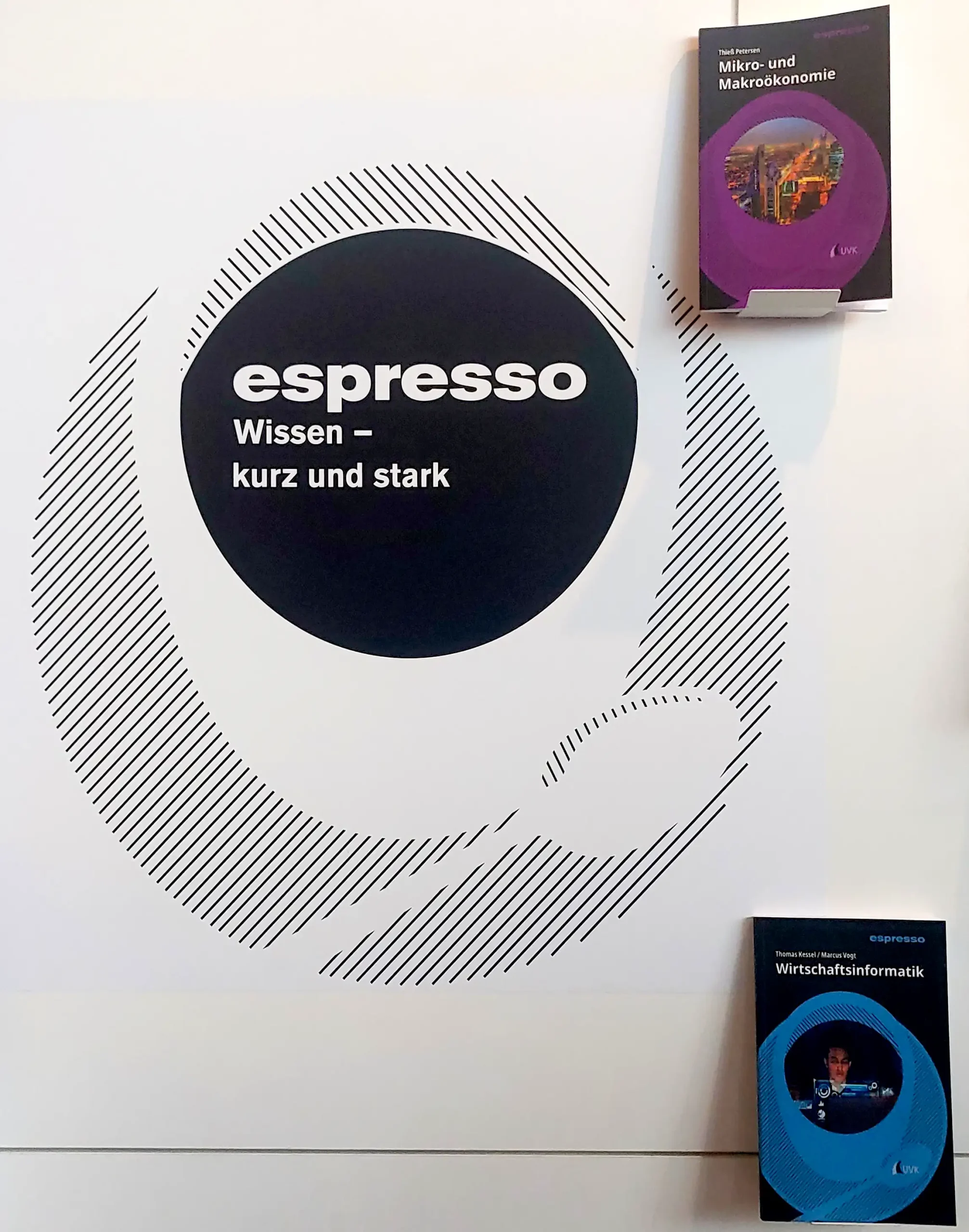 Bild des Messestandes von Narr Francke Attempto auf der Frankfurter Buchmesse 2024 mit dem Fokus auf die espresso-Buchreihe
