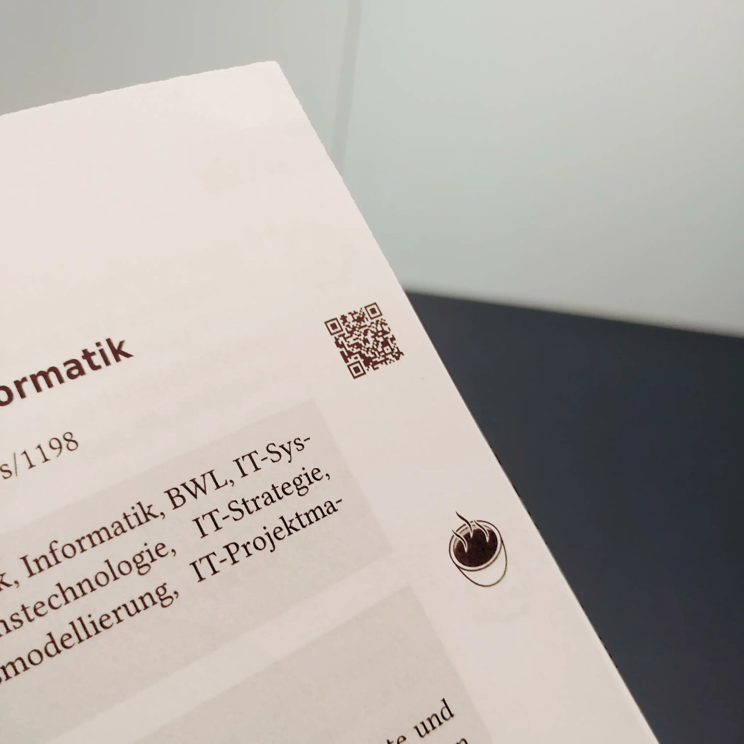 Bild einen QR-Codes auf einer Buchseite eines Buches der espresso-Reihe von Narr Francke Attempto