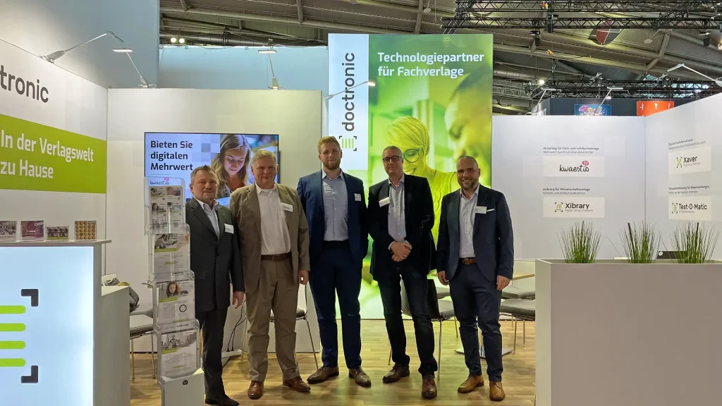 Doctronic-Team auf Messestand bei Buchmesse