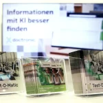 Prospektständer auf Messetheke