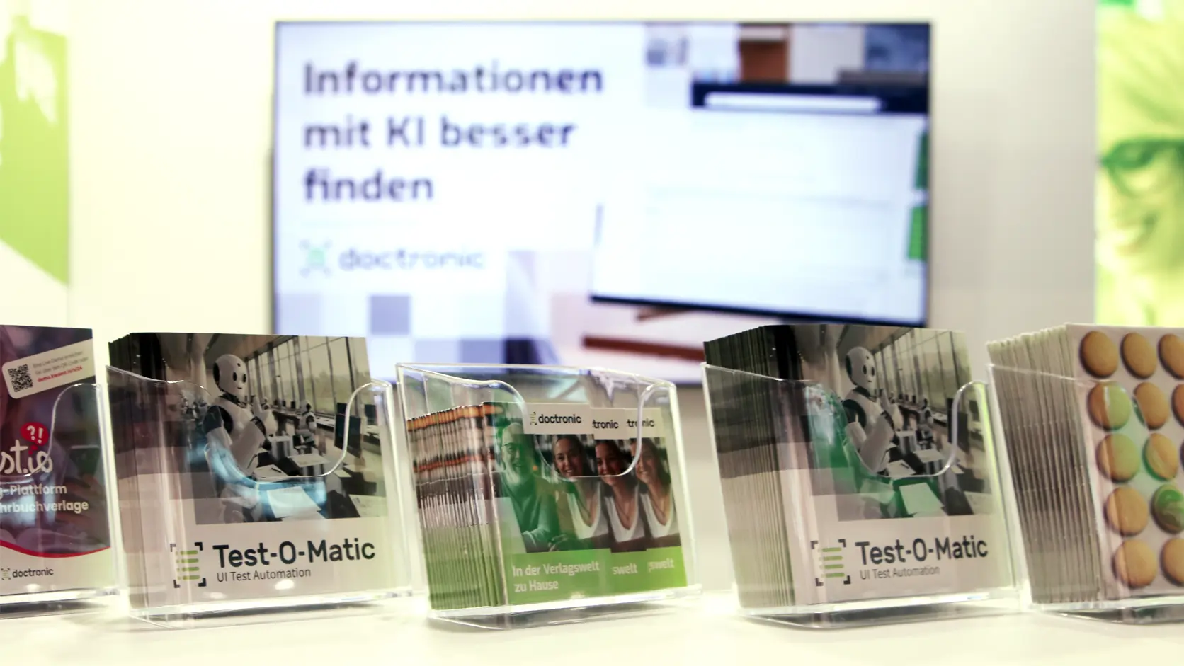 Prospektständer auf Messetheke
