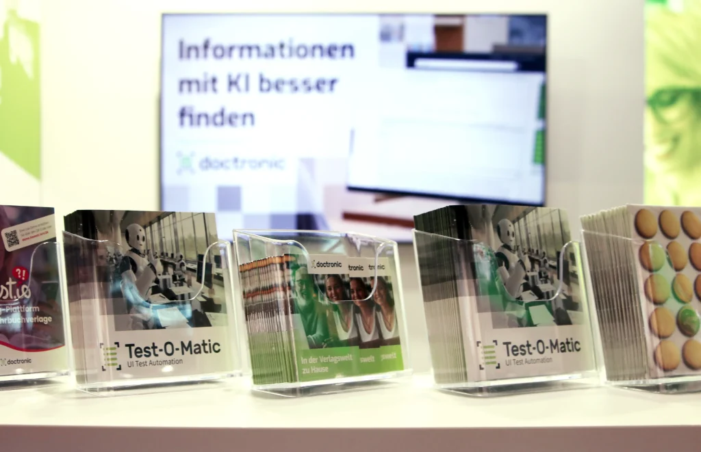 Prospektständer auf Messetheke