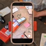 Ein Mobiltelefon filmt eine Testsituation