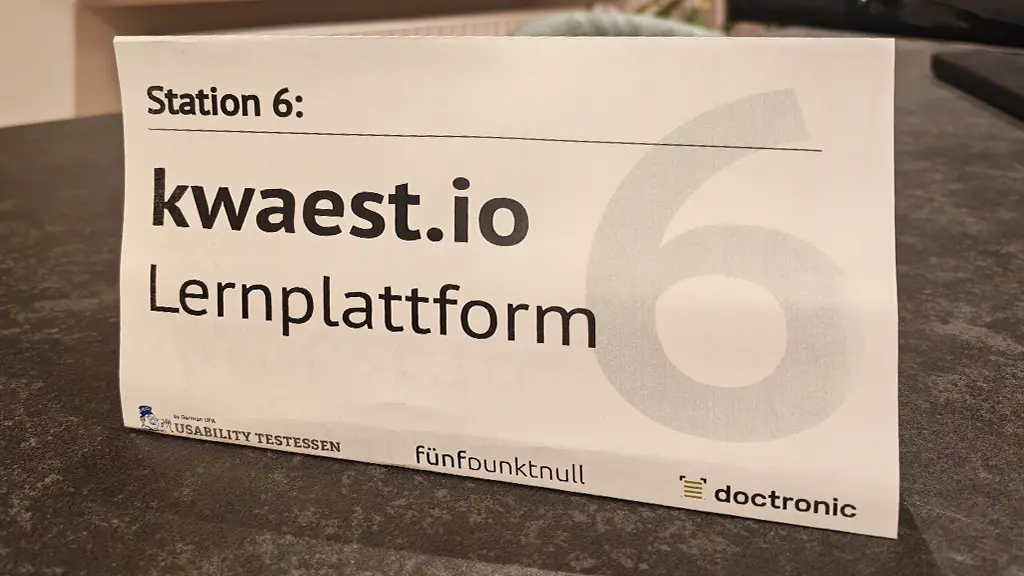 Ein Aufsteller der auf die Teststation kwaest.io hinweist