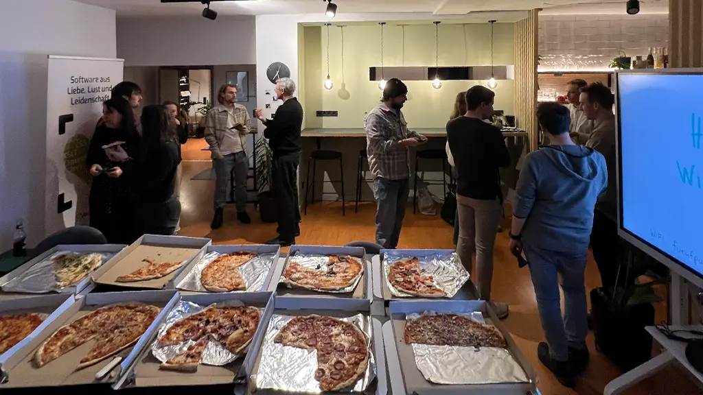 Teilnehmer des Usability Testessens im Gespräch