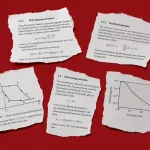 Schnipsel eines Buches auf rotem Hintergrund