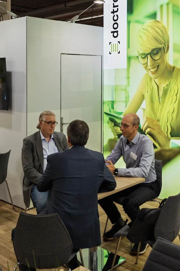 Beratungsgespräch auf dem Doctronic-Stand der FBM26